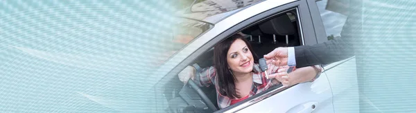 Vendedor de coches dando llaves del coche a la mujer joven, efecto de luz. panor — Foto de Stock