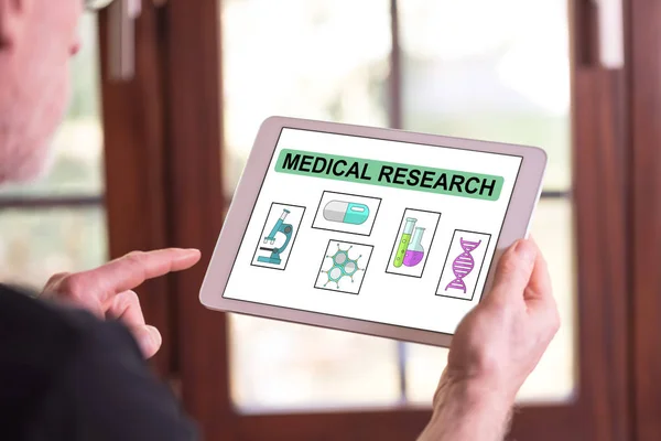 Tıbbi araştırma kavramı bir Tablet — Stok fotoğraf
