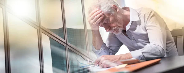 Stressad affärsman sittande på kontoret, ljuseffekt; flera e — Stockfoto