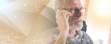 Cep telefonu üzerinde konuşurken sakallı üst düzey işadamı portresi,