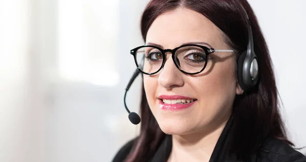 Portret van vrouwelijke telefoon operator met headset — Stockfoto