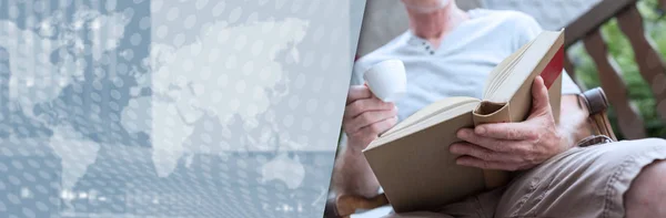 Hombre leyendo un libro al aire libre. bandera panorámica — Foto de Stock