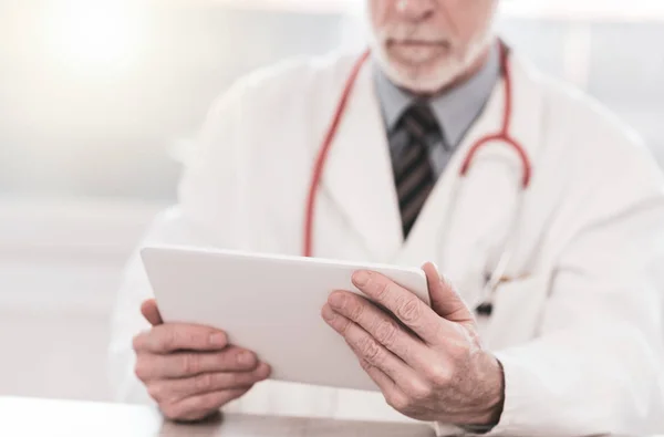 Männlicher Arzt mit digitalem Tablet — Stockfoto