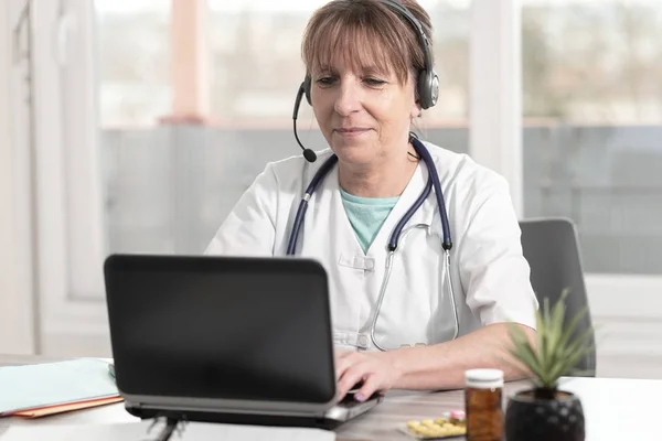 Портрет женщины-врача во время онлайн-консультации — стоковое фото
