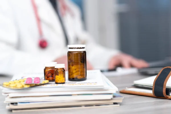 Escritorio del médico en consultorio médico — Foto de Stock