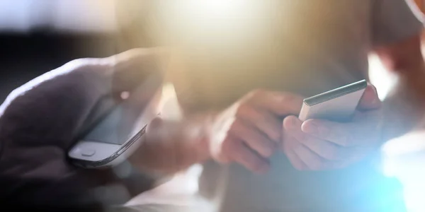 Hombre usando su teléfono inteligente; exposición múltiple — Foto de Stock