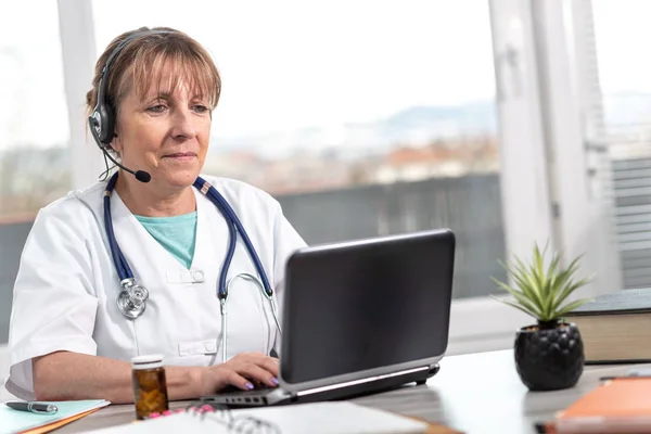 Porträt einer Ärztin während einer medizinischen Online-Konsultation — Stockfoto