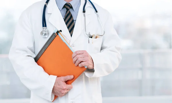 Doctor holding a folder — Stock Photo, Image