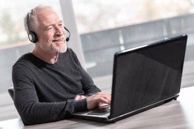 Destek telefonu operatörü kulaklık