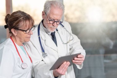 İki doktor tıp hakkında tartışmaya tablete rapor