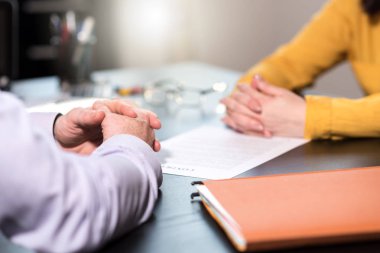 İş kadını ve işadamı, aydınlık arasında iş müzakere