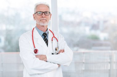 kollarını çapraz kıdemli doktor