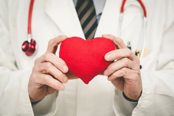 빨간 심장을 보여주는 의사 — 스톡 사진