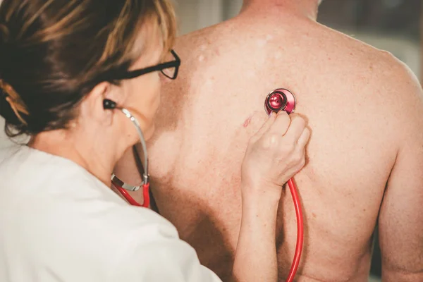 Lékař pomocí stetoskopu vyšetření pacienta — Stock fotografie