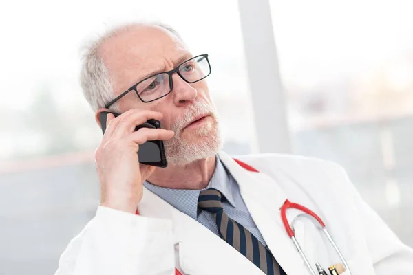 Oberarzt telefoniert mit Handy — Stockfoto