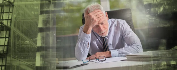 Müder Geschäftsmann sitzt im Büro; Mehrfachbelastung — Stockfoto