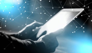 Tabletini kullanan adam, sert ışık ve parlama etkisi; birden fazla fuar