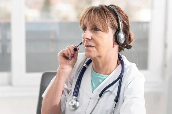 Porträt einer Ärztin während einer medizinischen Online-Konsultation — Stockfoto