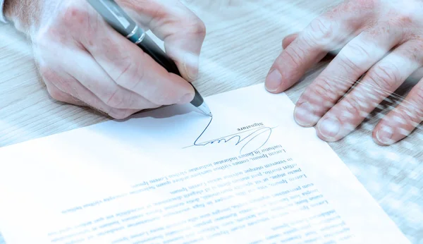 Ο άντρας υπογράφει συμβόλαιο. ελαφρύ εφέ — Φωτογραφία Αρχείου