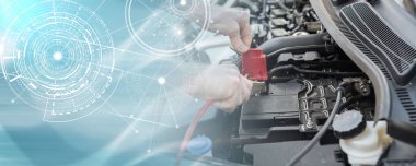 Araba akü jumper kablosu kullanarak araba tamircisi eller; birden fazla e