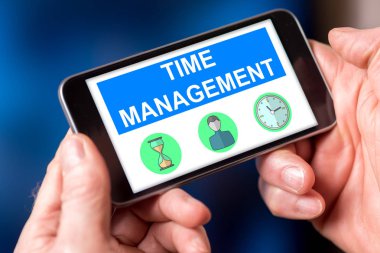 Zaman yönetimi kavramı bir smartphone cep telefonu ile