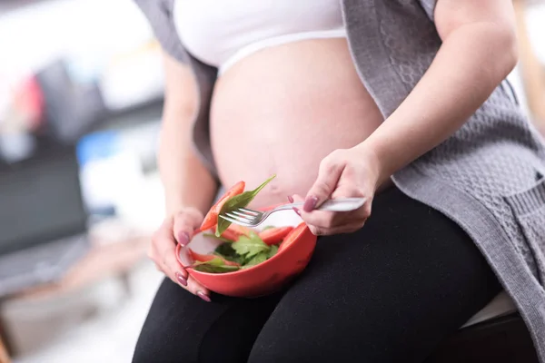 Note di alimentazione della donna incinta — Foto Stock