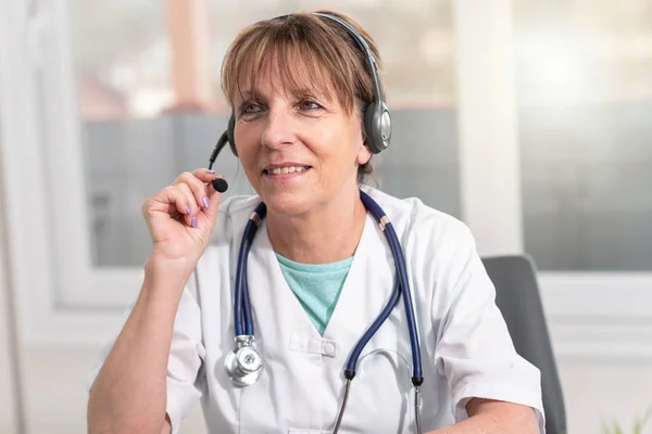 Porträt einer Ärztin während einer medizinischen Online-Konsultation — Stockfoto