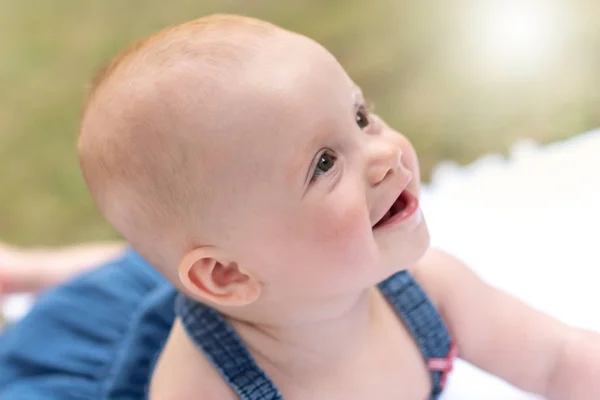 Retrato de bebê sorridente bonito menina, ao ar livre, efeito de luz — Fotografia de Stock
