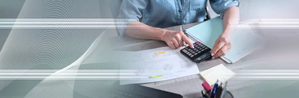 Женщина-бухгалтер с помощью калькулятора; панорамный баннер — стоковое фото