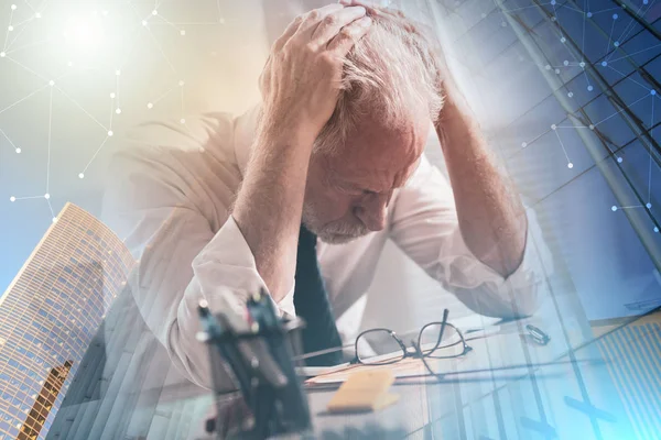 Gestresster Geschäftsmann sitzt im Büro; Mehrfachbelastung — Stockfoto