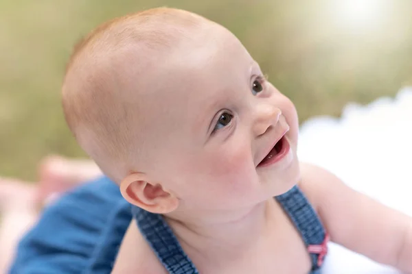 Retrato de bebê bonito menina, ao ar livre, efeito de luz — Fotografia de Stock