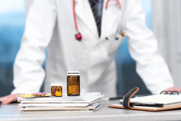 Escritorio del médico en consultorio médico — Foto de Stock