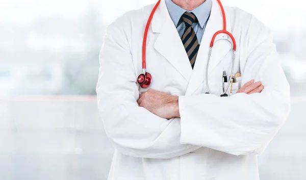 Doctor with arms crossed — Stock Photo, Image