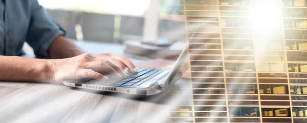 Manos femeninas usando una computadora portátil; exposición múltiple — Foto de Stock