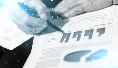 grafikler üzerinde çalışma iş adamı