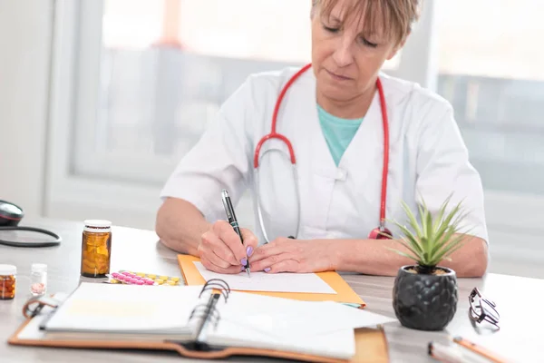 Médecin femme écrivant une prescription médicale — Photo