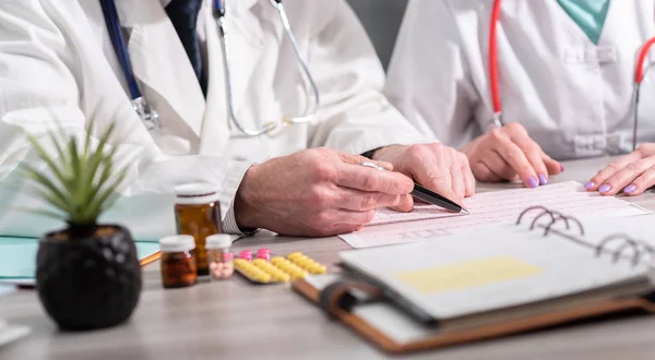 Två läkare diskuterar om medicinska resultat — Stockfoto