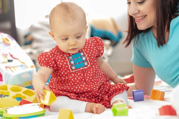 Mère et son bébé fille jouer avec des jouets — Photo