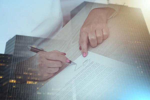 Mujer firmando un contrato; exposición múltiple — Foto de Stock