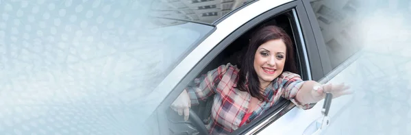 Mulher sorridente sentada no carro novo e mostrando as chaves do carro. panorâmica — Fotografia de Stock
