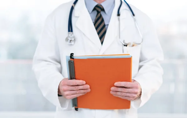 Doctor sosteniendo una carpeta — Foto de Stock