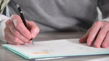 Belge üzerinde çalışan ve dizüstü bilgisayarda yazma, yakın çekim