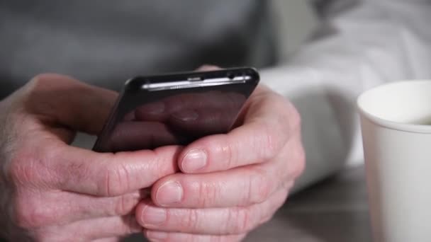 Manos masculinas escribiendo en el teléfono inteligente — Vídeo de stock