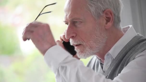 Hombre de negocios mayor hablando por teléfono móvil — Vídeos de Stock