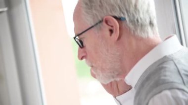 cep telefonu üzerinde konuşurken üst düzey iş adamı