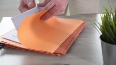 Klasörlerde belge arayan işadamı