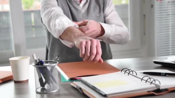 Biznesmen toczenia jego rękawy — Wideo stockowe