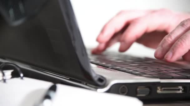 Homem mãos digitando em um teclado, close-up — Vídeo de Stock