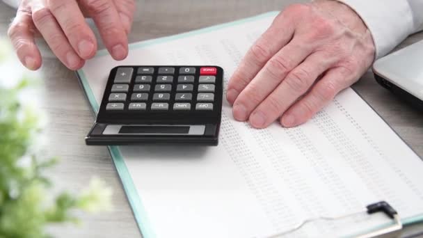 Main de l'homme d'affaires utilisant la calculatrice — Video