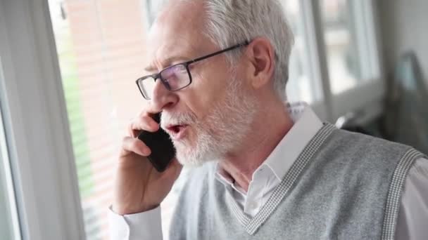 Starszy biznesmen rozmowy na telefon komórkowy — Wideo stockowe